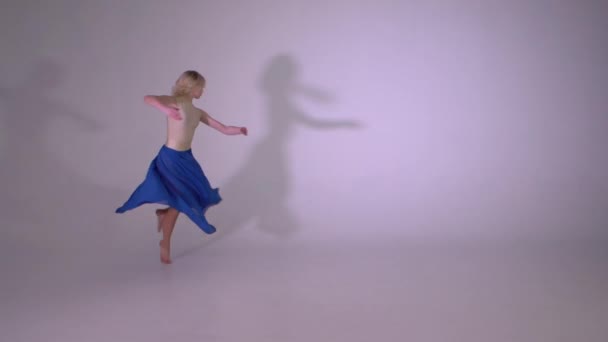 Una giovane ragazza che fa la piroetta del balletto e una gamba verticale divisa al rallentatore
 - Filmati, video