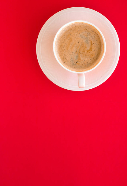 Café aromático quente no fundo vermelho, flatlay
 - Foto, Imagem