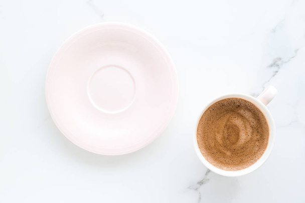 大理石、flatlay の熱い芳香族コーヒー - 写真・画像