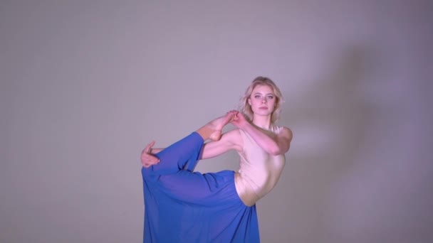 A blonde girl dancing contempo in studio in slow motion - Felvétel, videó