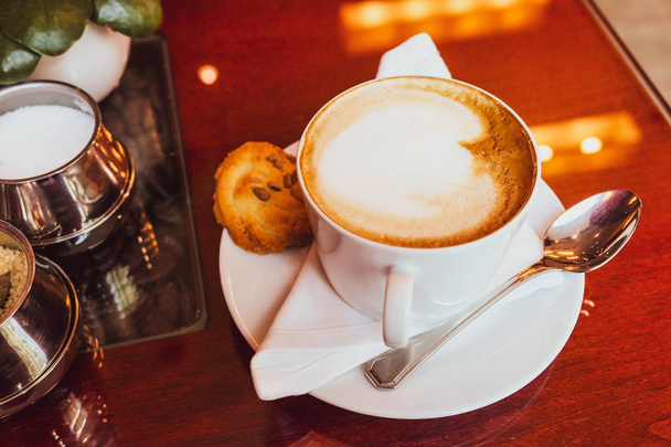 Cappuccino dans un restaurant, lors d'une pause café
 - Photo, image