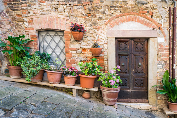 Detail kamenných domů v uličce starobylé toskánské vesnice. - Fotografie, Obrázek