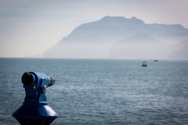 Pozadí modré panoramatické turistické dalekohledu s výhledem na Středozemní moře s lodí. - Fotografie, Obrázek