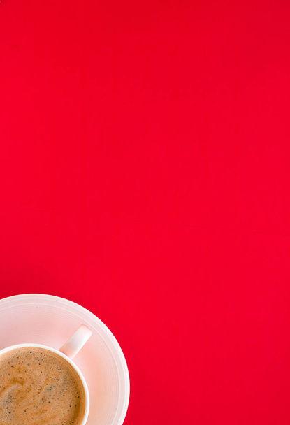 赤い背景、flatlay の熱い芳香族コーヒー - 写真・画像