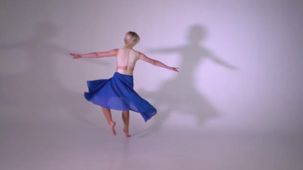 ein junges blondes Mädchen, das in Zeitlupe Ballett-Pirouetten dreht - Filmmaterial, Video