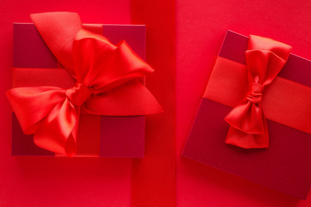 Luxusní dárky na červené - Fotografie, Obrázek