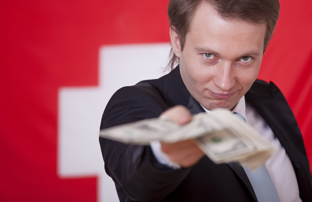 Человек с деньгами над флагом Швейцарии
 - Фото, изображение