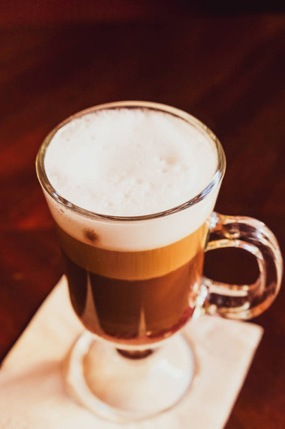 Latte dans un restaurant, à une pause café
 - Photo, image