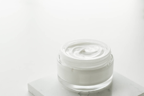 Luxe gezichtscrème jar, hidratatie van cosmetica - Foto, afbeelding