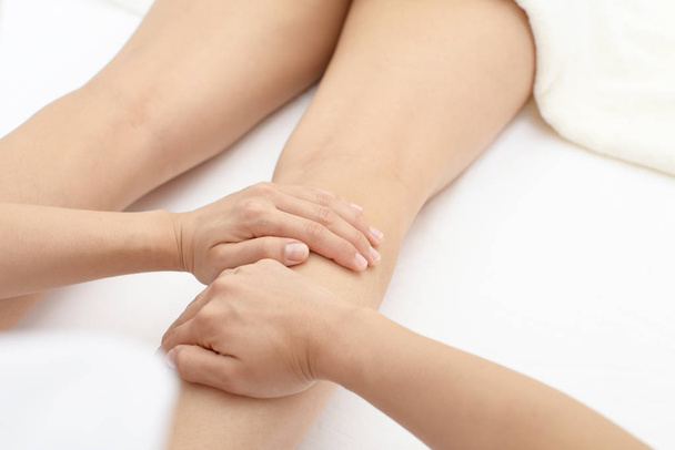 Close-up de perna recebendo massagem no spa
 - Foto, Imagem