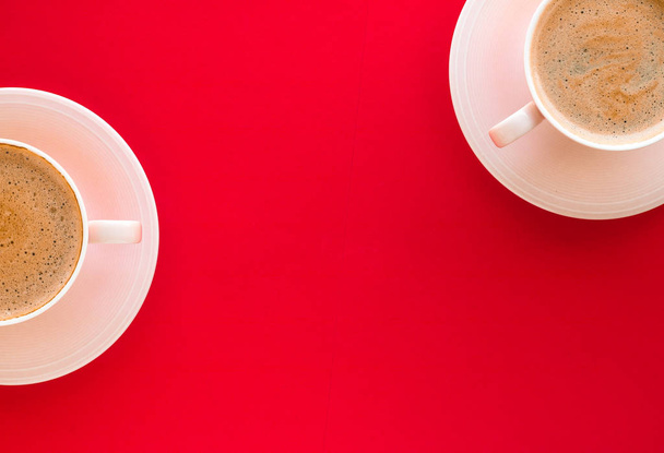 Ζεστό αρωματικό καφέ σε κόκκινο φόντο, flatlay - Φωτογραφία, εικόνα