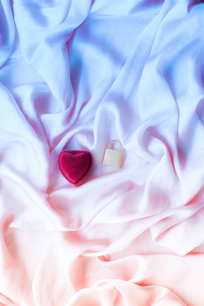 Coffret cadeau en forme de coeur sur soie néon
 - Photo, image