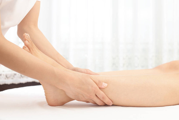 Primer plano de la pierna recibiendo masaje en el spa
 - Foto, imagen
