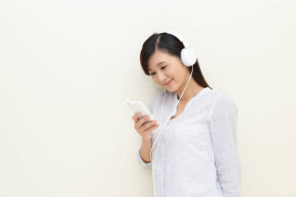Nainen kuuntelemassa musiikkia - Valokuva, kuva