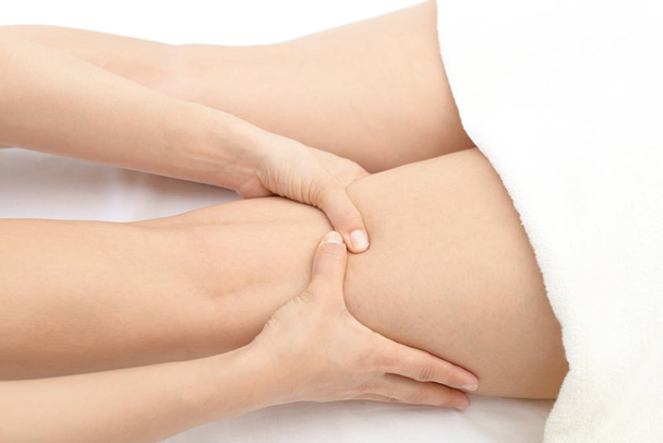 Gros plan sur le massage des jambes au spa
 - Photo, image