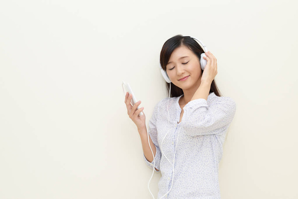 Vrouw die naar muziek luistert - Foto, afbeelding
