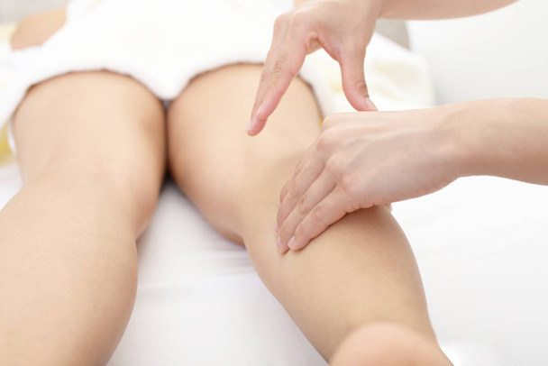 Nahaufnahme der Beine bei Massage im Wellnessbereich - Foto, Bild