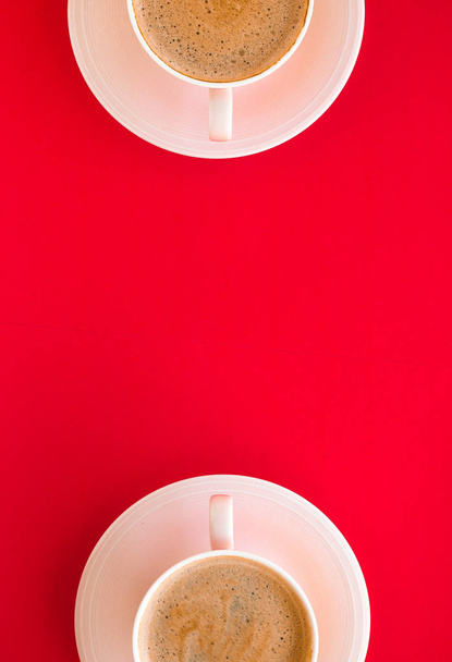 Café aromático caliente sobre fondo rojo, flatlay
 - Foto, imagen