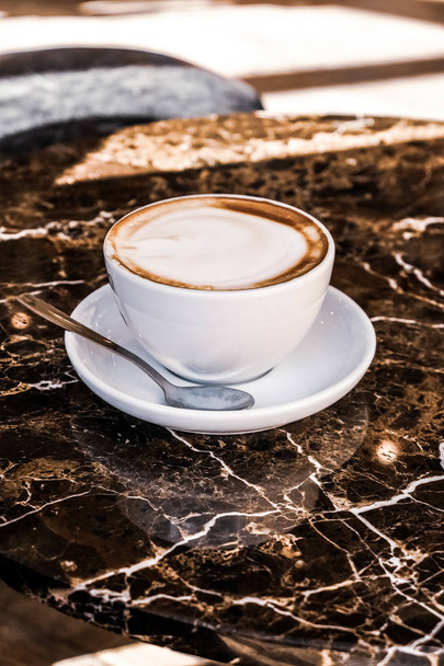 Cappuccino dans un restaurant, lors d'une pause café
 - Photo, image