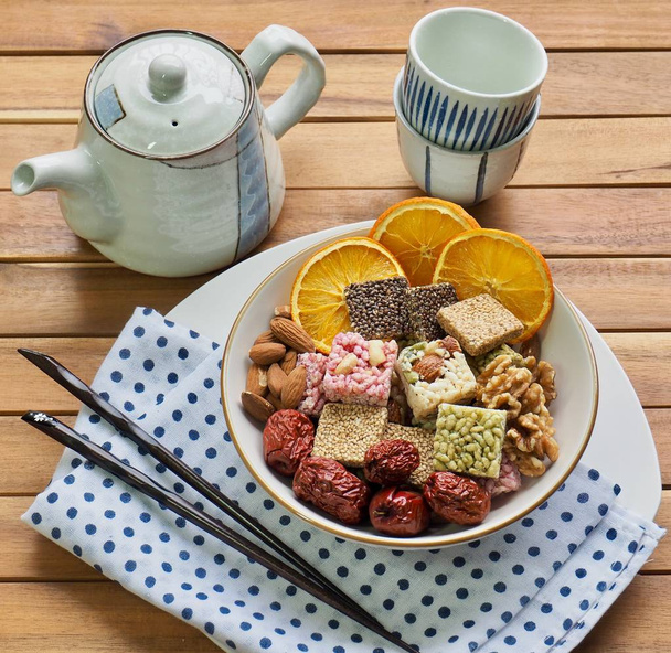 Klasické korejské občerstvení Sweetricepuffs, Gangdžong a ořechy a sušené oranžové a jujube - Fotografie, Obrázek