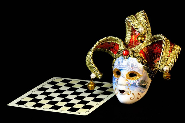 Teatralny Karnawał Maska i chess Board. Maska jest symbolem transformacja, zmiany i tajemnica, prawdziwe pragnął. Aspekt transformacji charakterystyczne dla maski religijne rytuały i masek teatralnych - Zdjęcie, obraz