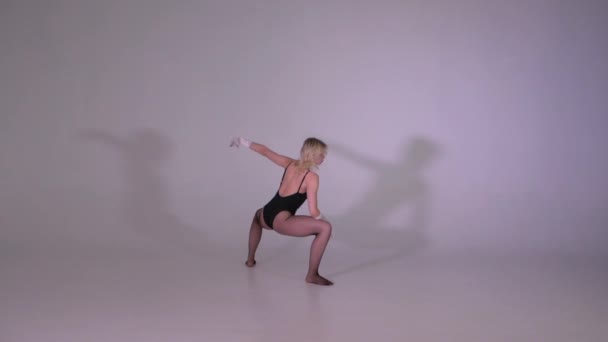 Joven chica rubia está bailando coreografía moderna en cámara lenta
 - Metraje, vídeo