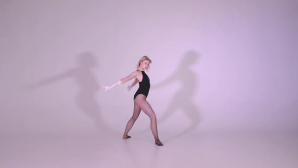 Ξανθιά σέξι κοπέλα χορεύει μοντέρνα χορογραφία σε αργή κίνηση - Πλάνα, βίντεο