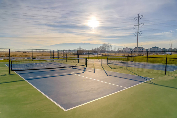 Quadras de tênis com fundo bonito céu ensolarado
 - Foto, Imagem