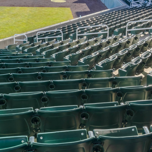 Niveaux de sièges verts pour les spectateurs dans un stade
 - Photo, image