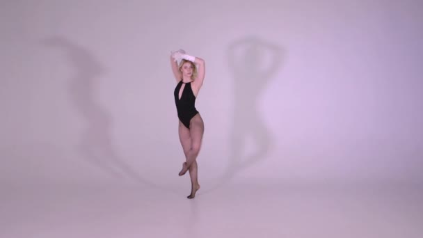 Una bella ragazza sexy con una buona danza stretch in studio al rallentatore
 - Filmati, video