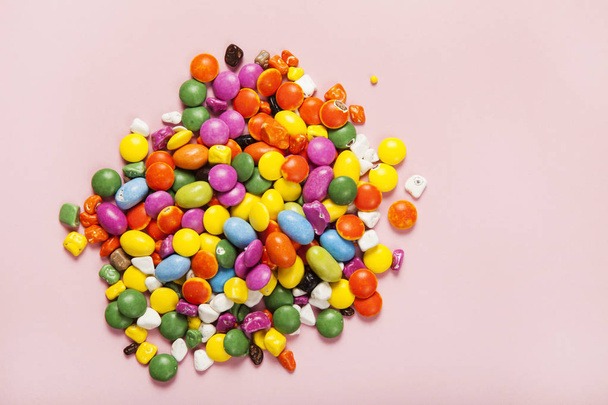 Kleurrijke lolly 's en verschillende gekleurde ronde snoep. Bovenaanzicht. - Foto, afbeelding