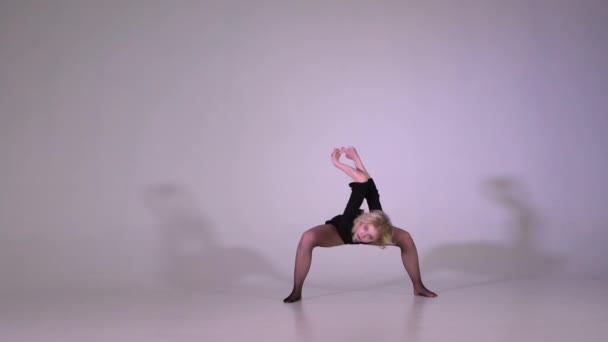 Mujer joven flexible bailando y haciendo ejercicio acrobático en cámara lenta
 - Metraje, vídeo