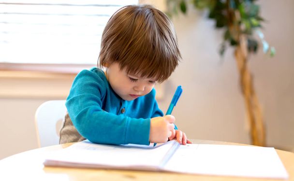 Toddler boy drawing - Foto, afbeelding