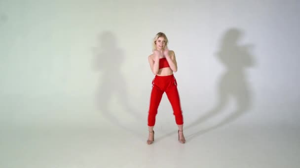 4k - modische blonde lächelnde Dame tanzt - Filmmaterial, Video