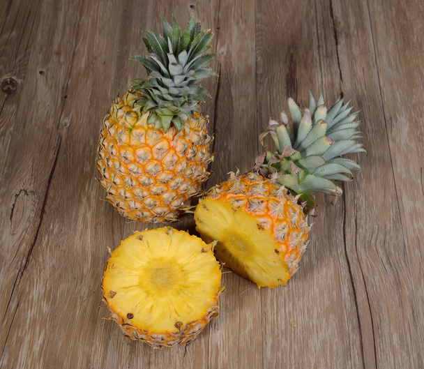 due ananas su fondo grunge in legno
 - Foto, immagini