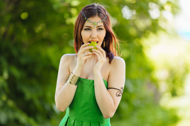 Hermosa joven asiática mujer comiendo kiwi fresco
 - Foto, Imagen