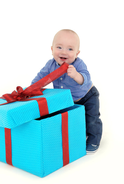 boy opening a box with a gift - Foto, afbeelding