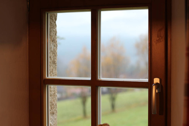 Окно / небольшое окно сельского дома
 - Фото, изображение