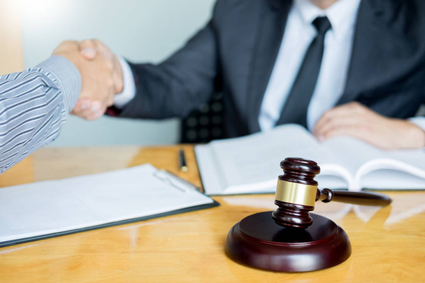 Δίκαιο και νομική έννοια, διαβούλευση μεταξύ δικηγόρων και πελατών - Φωτογραφία, εικόνα