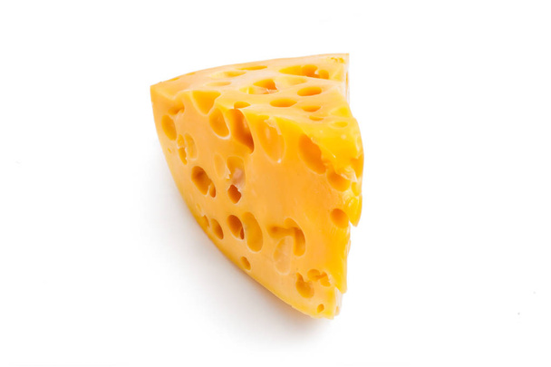 Um pedaço de queijo gouda amarelo isolado sobre fundo branco
 - Foto, Imagem