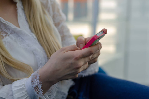 Onu cep telefonu arka kullanarak genç sarışın kadının görüntü yakın - Fotoğraf, Görsel