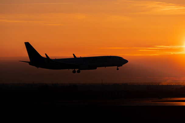 Avion au coucher du soleil
 - Photo, image