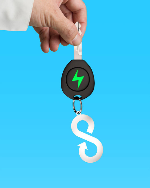 Рука дать электрический ключ автомобиля бесконечности листа стрелки металлического ключа
. - Фото, изображение