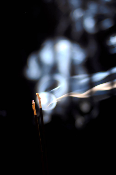 Design de fotografia abstrata de arte de fumaça. Devocional, Uma vara de joss, dois agarbattis queimando, vara de incenso, vara que em queimar, cheira doce com fumaça. Usado em cultos
 - Foto, Imagem