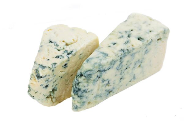 Wig van zachte blauwe kaas met schimmel geïsoleerd op witte achtergrond - Foto, afbeelding