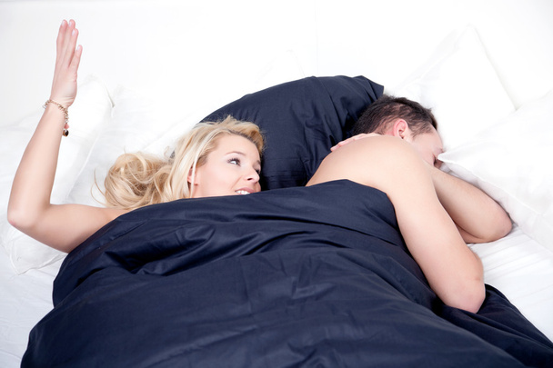 frustrovaný žena v posteli se svým manželem - Fotografie, Obrázek