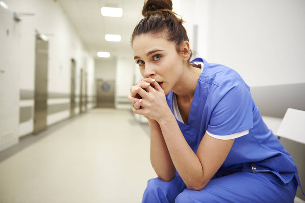 Zdenerwowana kobieta pielęgniarki na korytarzu z bliska - Zdjęcie, obraz
