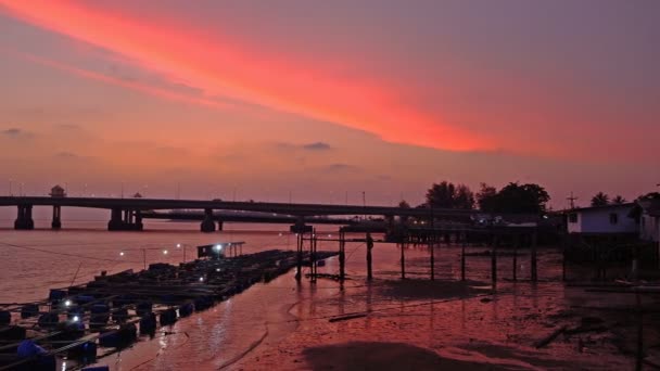 bellissimo cielo durante il tramonto scendendo verso il mare sopra la gabbia di pesce accanto al ponte Sarasino.Ponte Sarasin collega l'isola di Phuket alla provincia di Phang Nga
 - Filmati, video