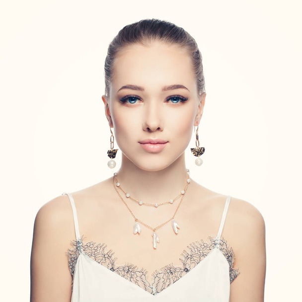 Bella giovane donna che indossa orecchini catena d'oro moda
 - Foto, immagini