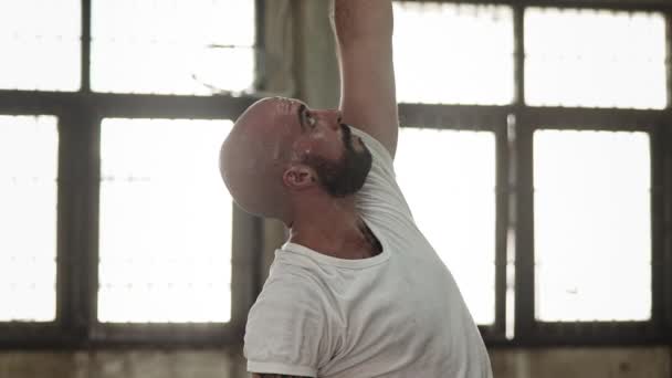 Close up on sweating yoga instructor - Záběry, video